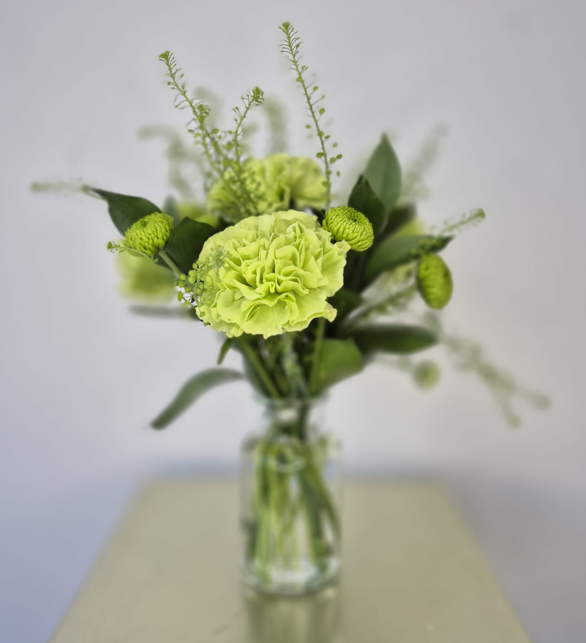 Set of 10 fresh table arrangements (vases & local delivery included)