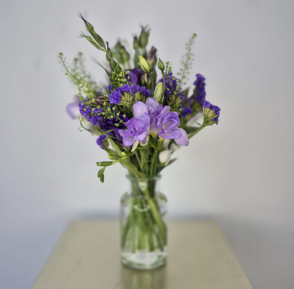 Set of 10 fresh table arrangements (vases & local delivery included)
