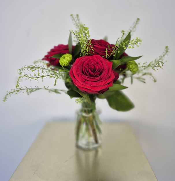 Set of 10 fresh table arrangements (vases & local delivery included)