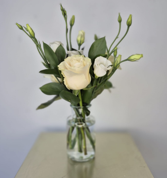 Set of 10 fresh table arrangements (vases & local delivery included)