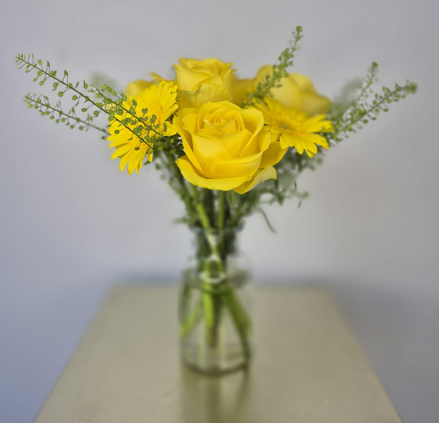 Set of 10 fresh table arrangements (vases & local delivery included)